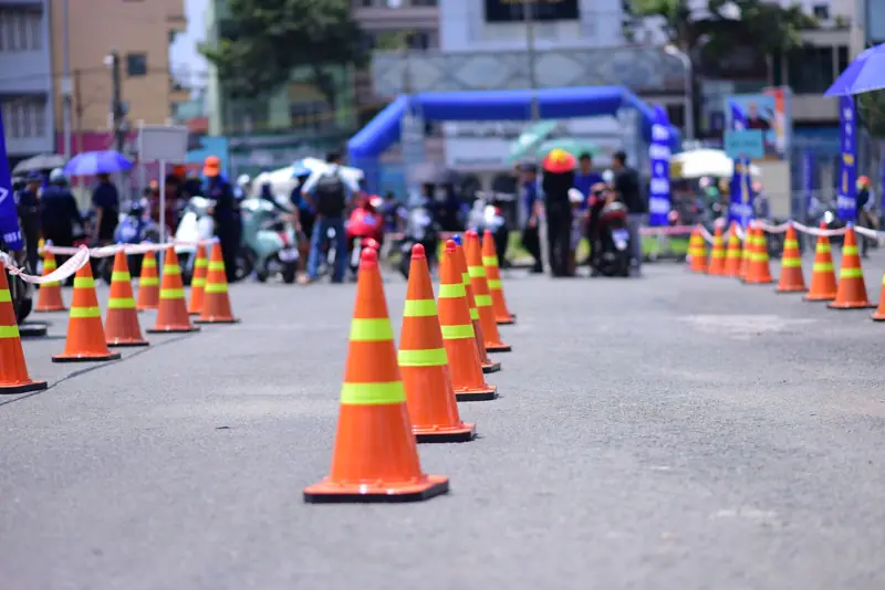 Rij pionnen langs het parcours van een evenement